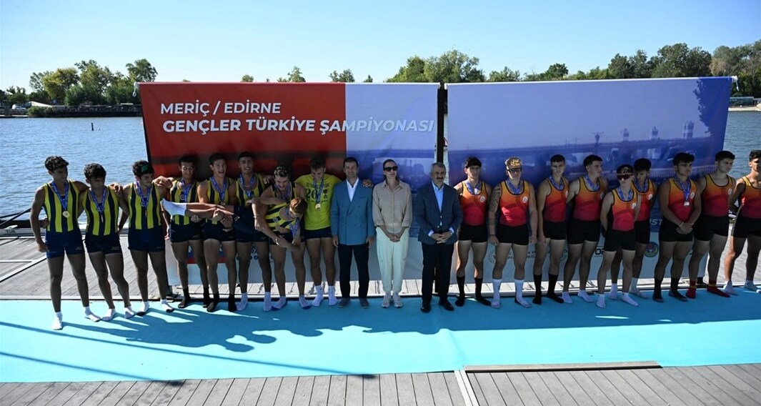 Fenerbahçe Kürek Şampiyonasında Zirvede