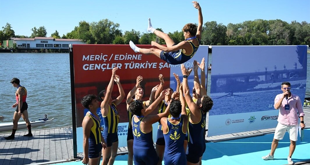 Fenerbahçe Kürek Şampiyonasında Zirvede