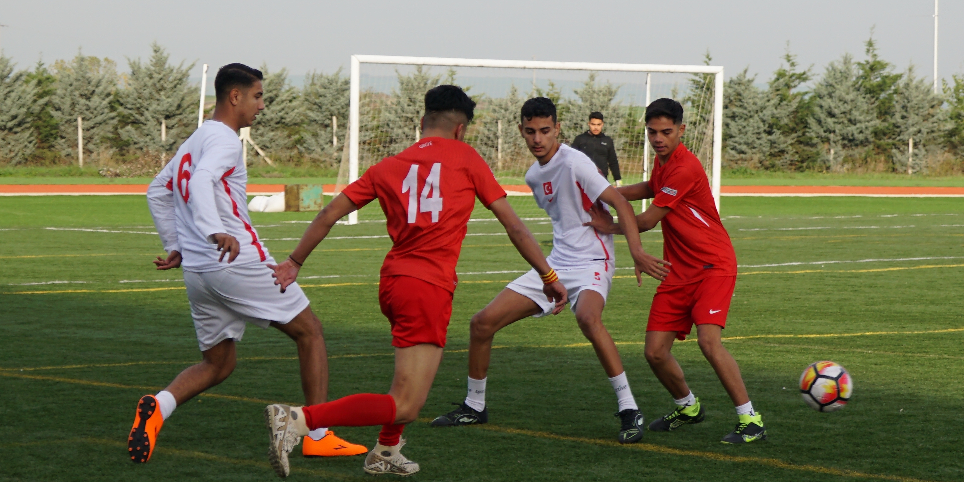 Tekirdağ’da Roman Gençlerden Dostluk Maçı