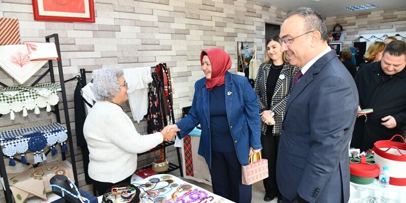 Vali Soytürk’ten Öğrencilere Burs Desteği Kermesine Ziyaret